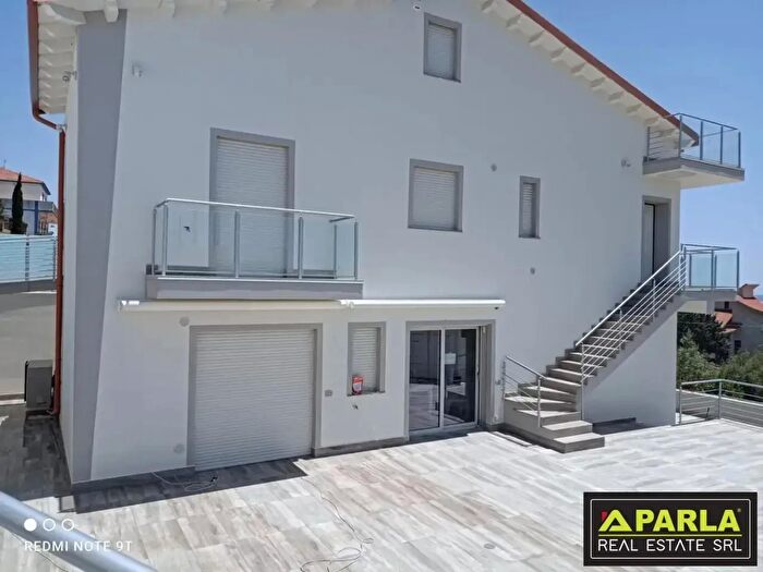 Casa con 8 locali in vendita in Palma Di Montechiaro