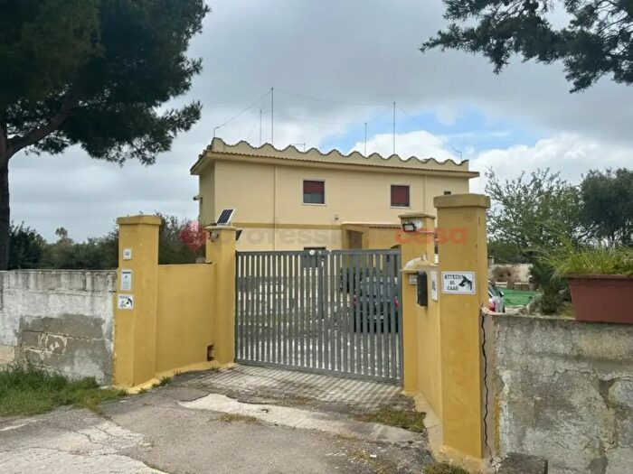 Casa con 6 locali in vendita in Cda Amici Snc, Grottaglie