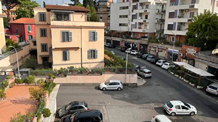 Appartamento quadrilocale in vendita in Via Cimone, Roma
