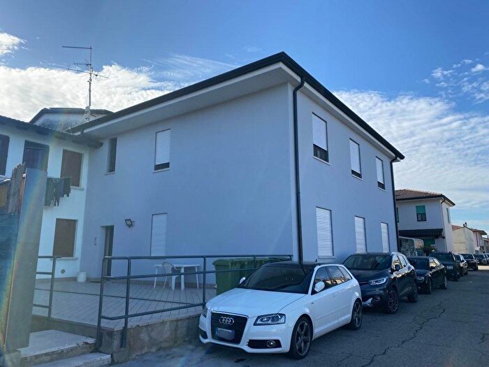 Appartamento quadrilocale in vendita in Via Borgo Quaresima, Roverbella