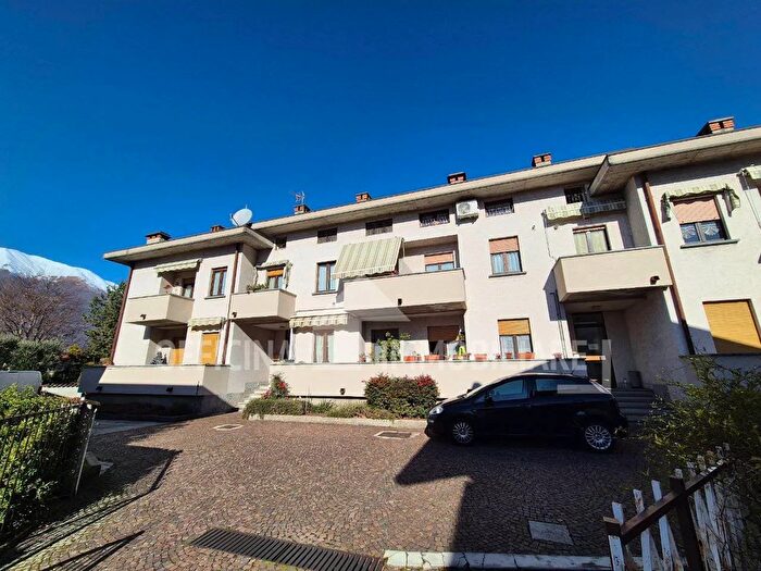 Appartamento trilocale in vendita in Via Sedeia, Dervio