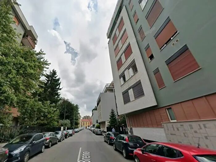 Appartamento trilocale in affitto in Via Breno, Milano