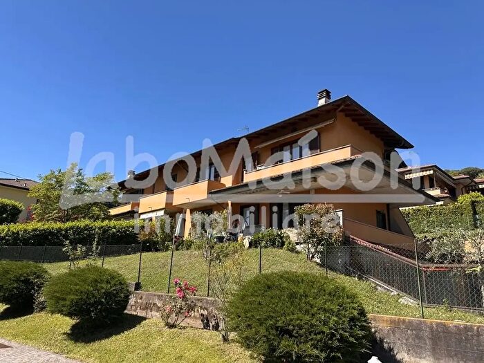 Appartamento quadrilocale in vendita in Via Alessandrini, Gavirate