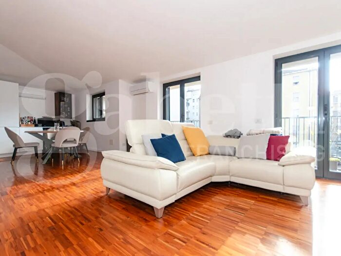 Appartamento trilocale in affitto in Viale Corsica, Milano