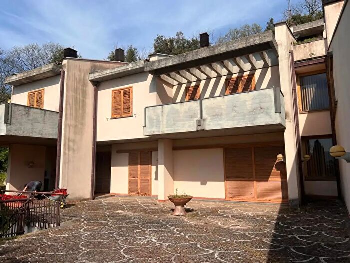 Casa con 16 locali in vendita in Via della Lince, Terni