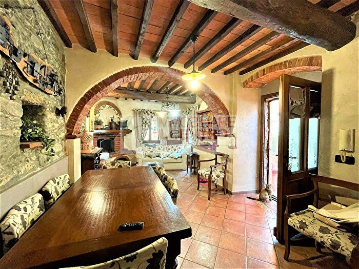 Casa con 5 locali in vendita in Luni