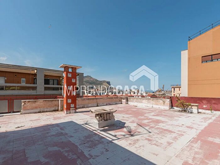 Appartamento quadrilocale in vendita in Piazza Don Luigi Sturzo, Palermo