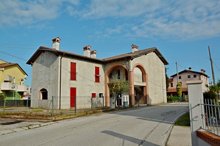 Casa quadrilocale in vendita in Via Caffo, Bressanvido