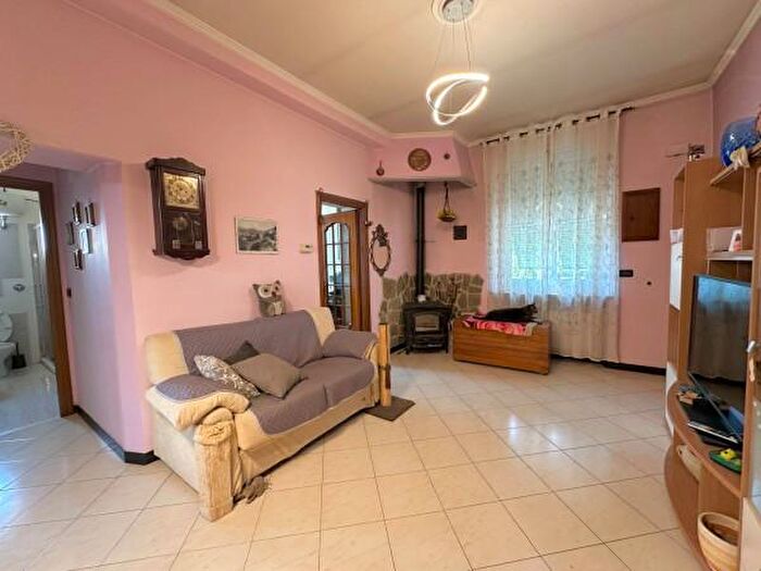 Appartamento trilocale in vendita in Via Giugno, Mignanego