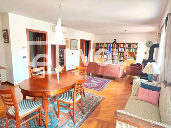 Appartamento con 7 locali in vendita in Via Sistiana, Udine