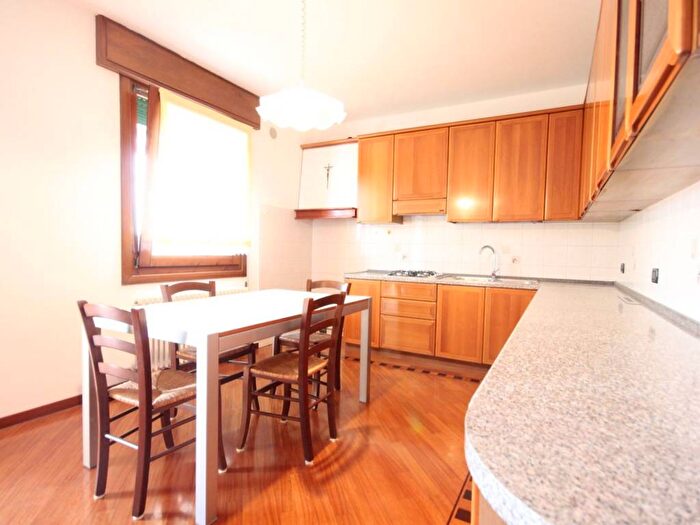 Appartamento con 6 locali in affitto in Via Muttona, Quinto Vicentino