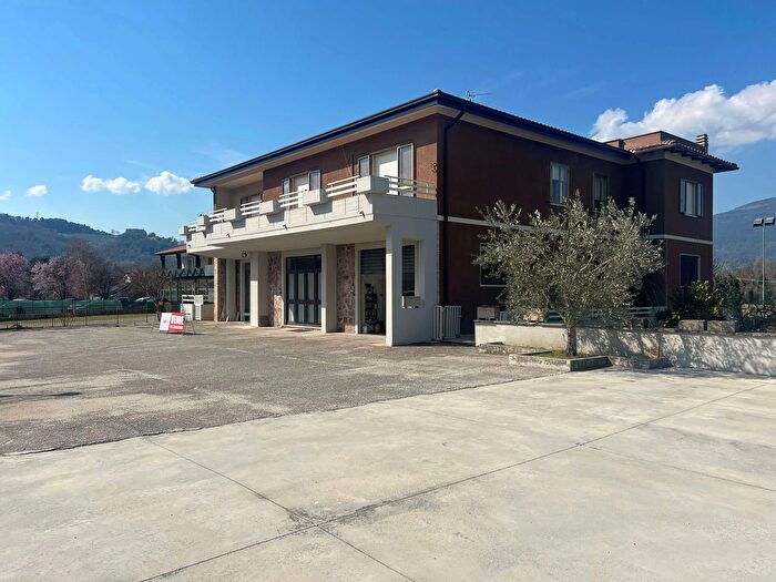 Casa con 10 locali in vendita in Via Acquasparta, Spoleto