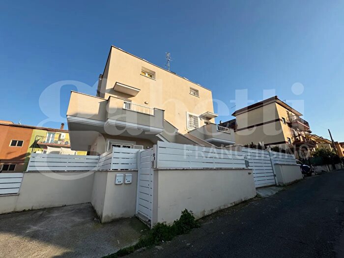 Appartamento trilocale in vendita in Via Artiali, Marino