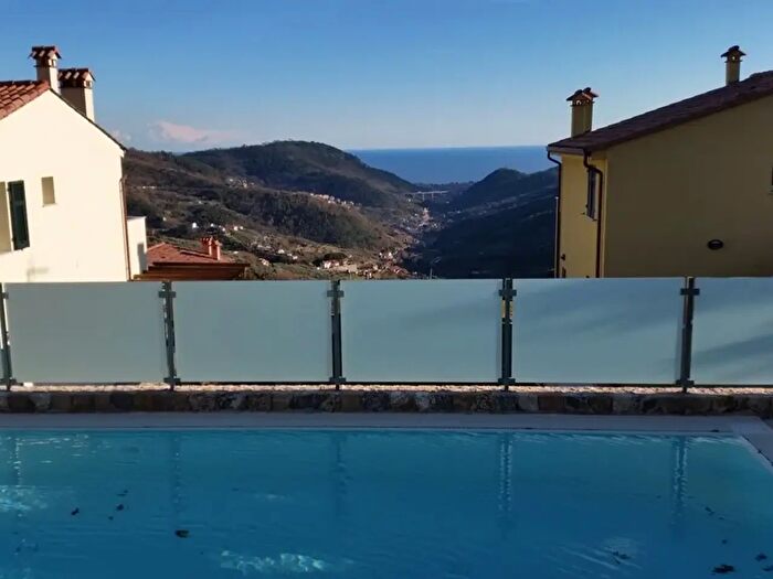 Appartamento trilocale in vendita in Via Brunenghi, Magliolo