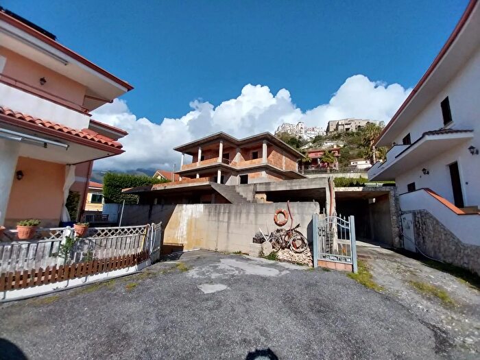 Casa con 7 locali in vendita in Belvedere Marittimo