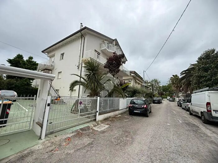Appartamento con 6 locali in vendita in Viale Montefiore Conca, Riccione