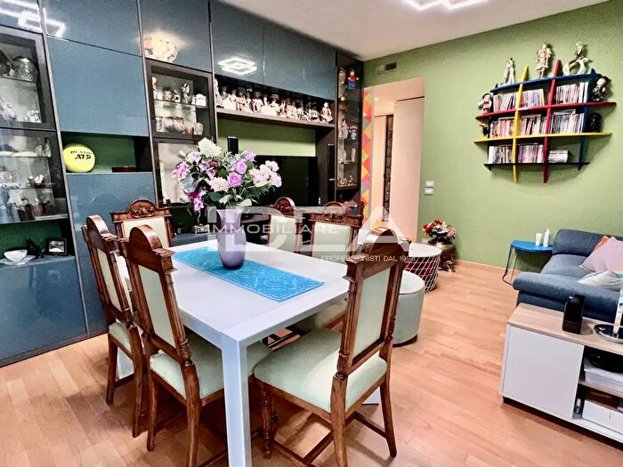 Appartamento con 5 locali in vendita in Via Nicola Farnesi, Lucca