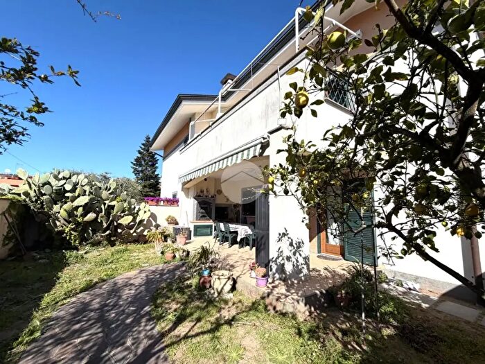 Casa quadrilocale in vendita in Via Francesco Petrarca, Anzio