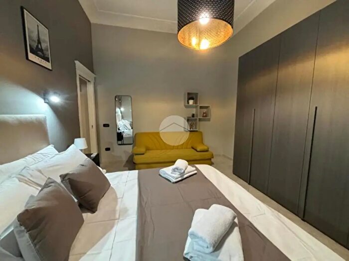 Appartamento trilocale in vendita in Via Rimini, Napoli