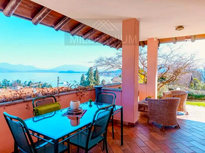 Casa con 7 locali in vendita in Meina