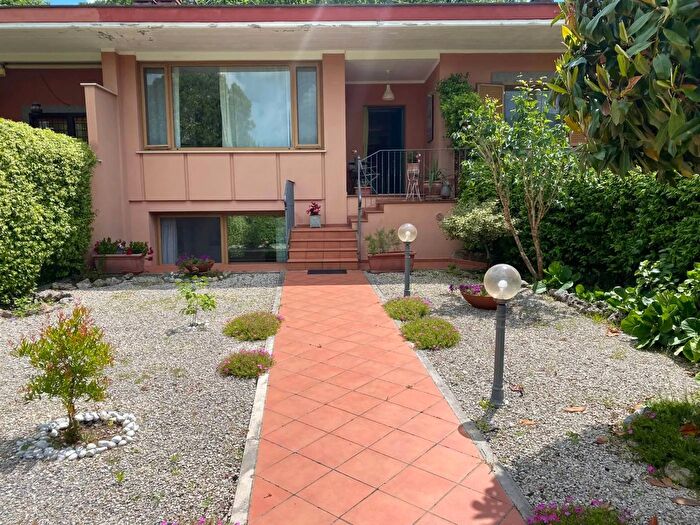 Casa con 7 locali in vendita in Via Cassia Roma, Roma