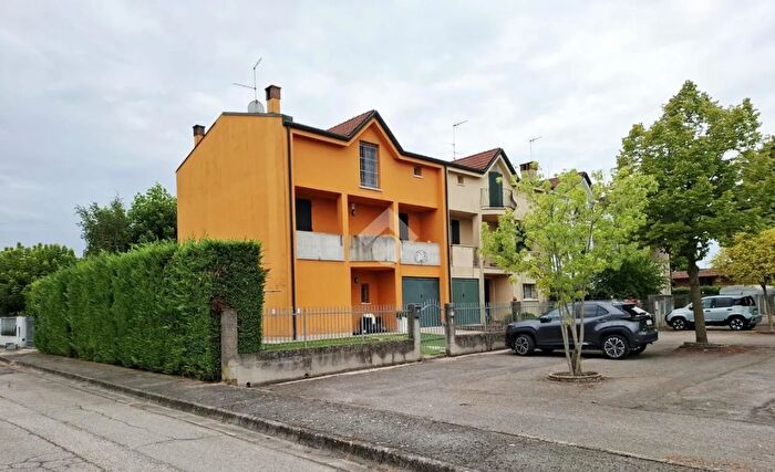 Casa con 5 locali in vendita in Via Don l Benassuti, Cerea