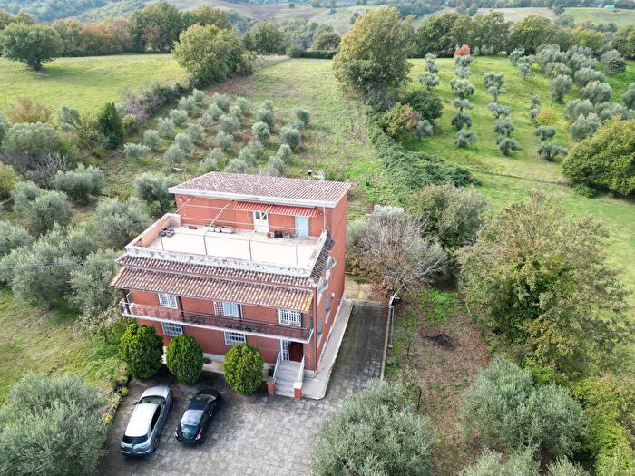 Casa con 7 locali in vendita in Civitella San Paolo