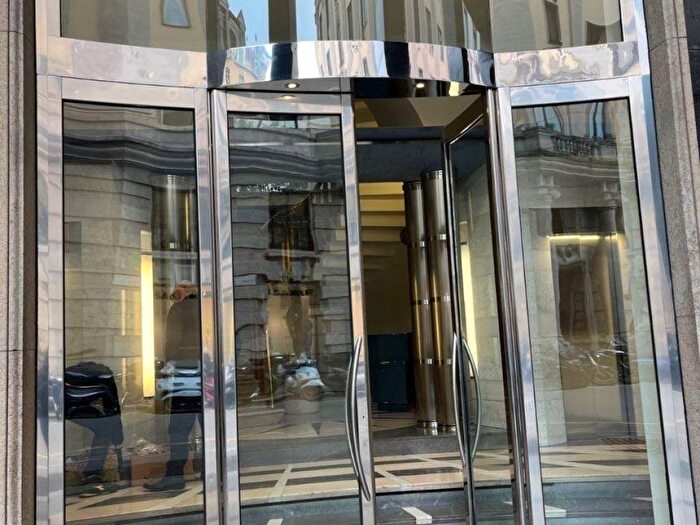 Appartamento quadrilocale in affitto in San Babila, Milano