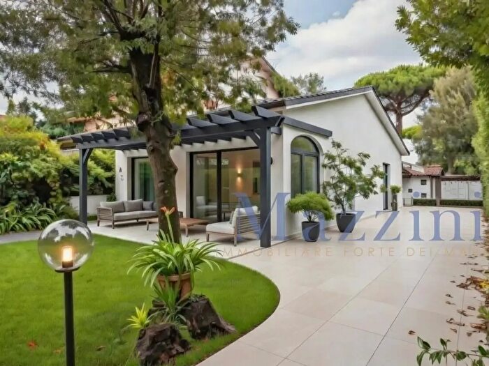 Casa con 7 locali in vendita in Via Lorenzo dei Medici, Forte Dei Marmi
