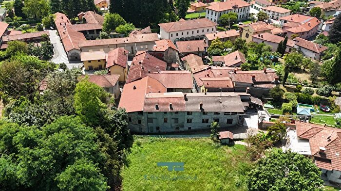 Appartamento con 8 locali in vendita in Monvalle