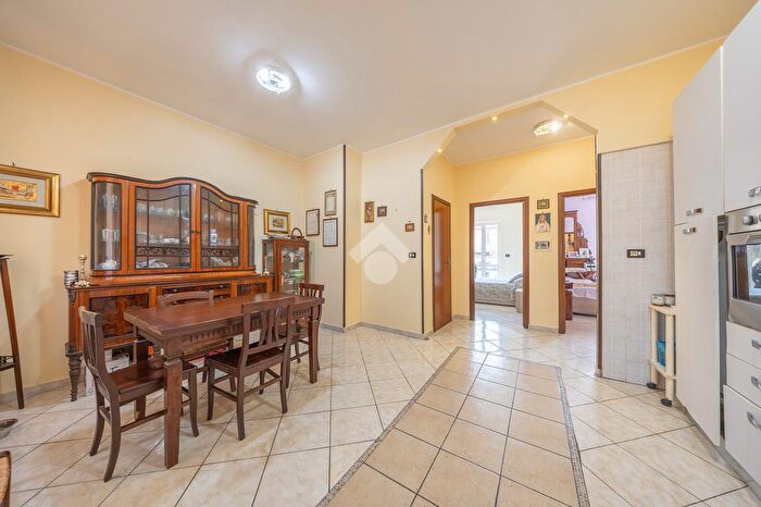 Appartamento trilocale in vendita in Via Guardavalle, Roma