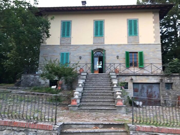 Casa con 10 locali in vendita in Vicchio