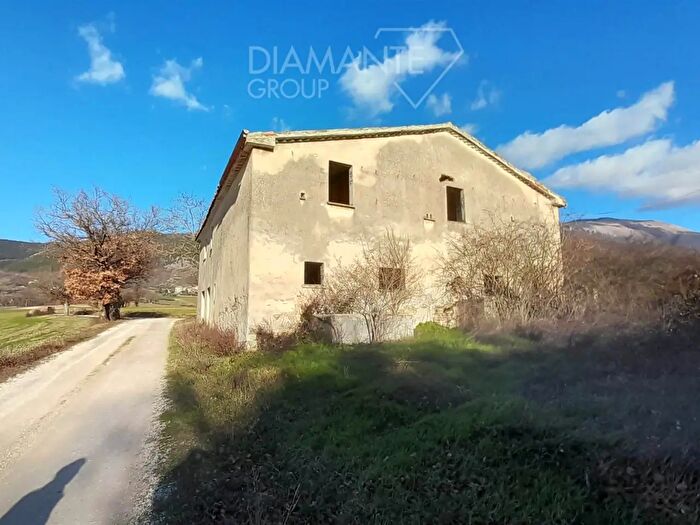 Casa con 6 locali in vendita in Costacciaro