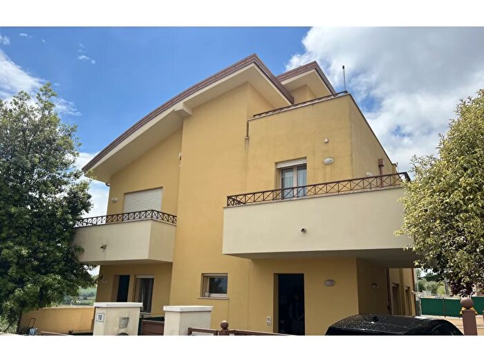 Casa con 5 locali in vendita in Coriano