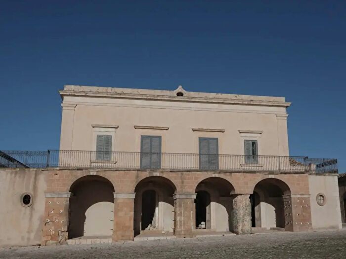 Casa con 20 locali in vendita in Scicli