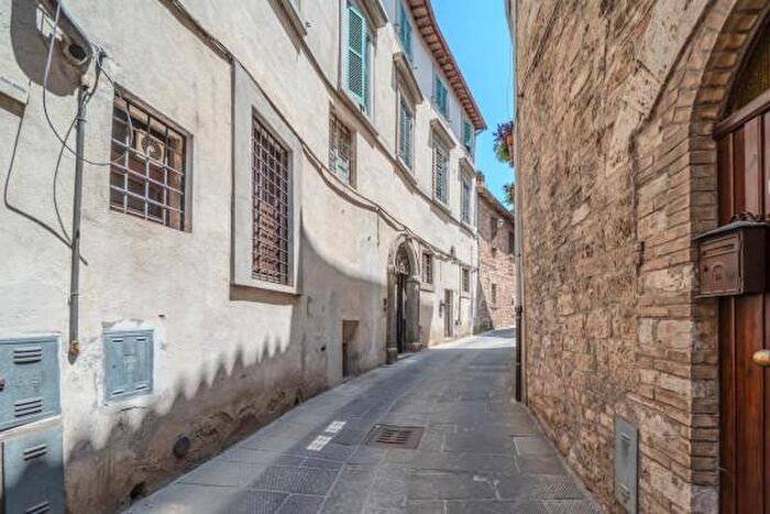 Appartamento con 6 locali in vendita in Via Roma, Todi