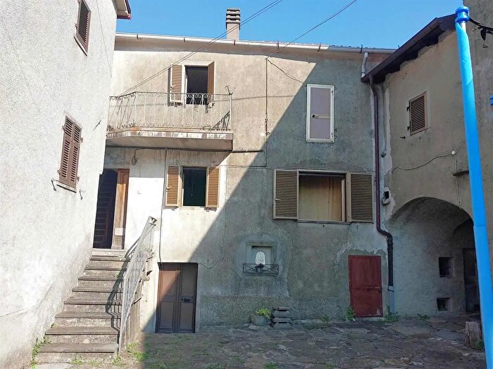 Casa con 8 locali in vendita in Pontremoli