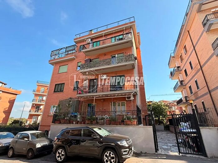 Appartamento trilocale in vendita in Via Carugate, Roma