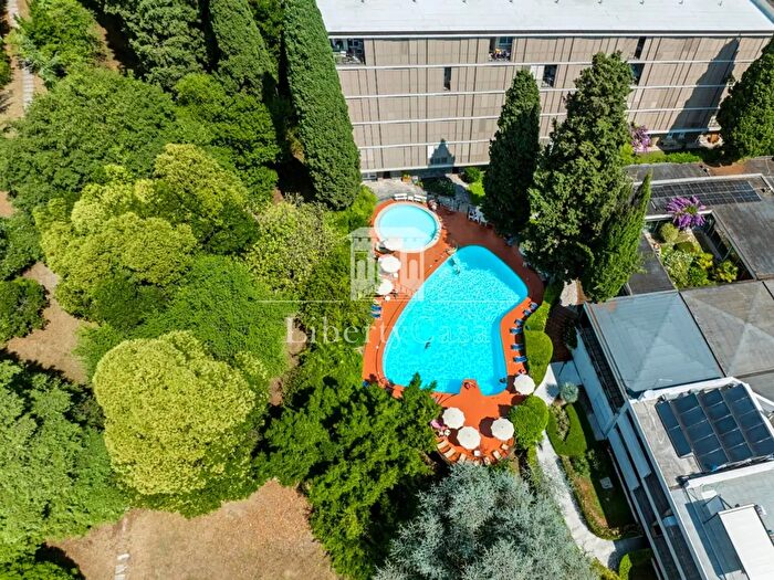Appartamento trilocale in vendita in Via Vittoriale, Gardone Riviera
