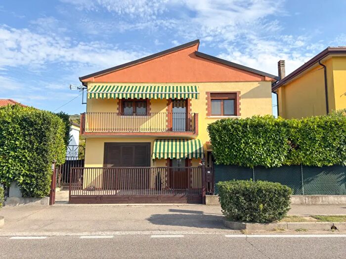 Casa quadrilocale in vendita in Via Banze, Baone