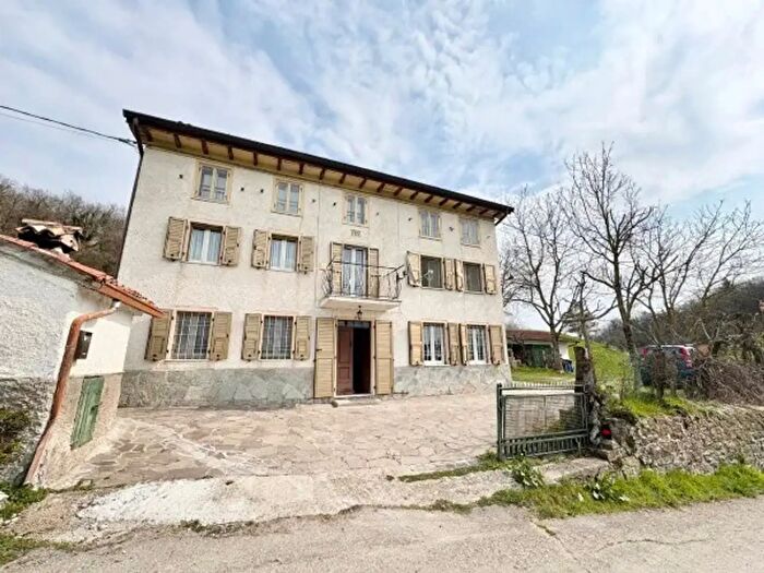 Casa con 6 locali in vendita in Carpineti