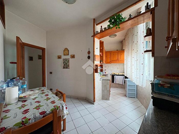 Appartamento quadrilocale in vendita in Largo Casteltermini, Palermo