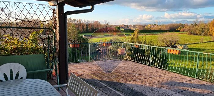 Appartamento trilocale in vendita in Via Enrico Toti, Lesmo