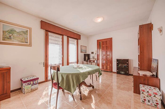 Casa con 11 locali in vendita in Via Einaudi Santa Maria di Sala, Santa Maria Di Sala