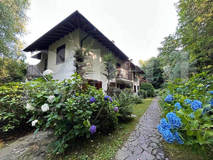 Appartamento trilocale in vendita in Via Vanzone, Gignese