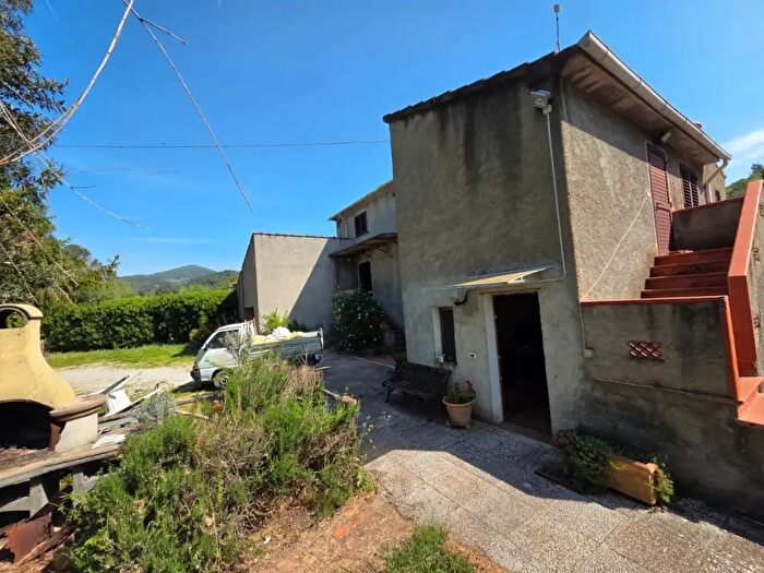 Casa con 5 locali in vendita in Riparbella