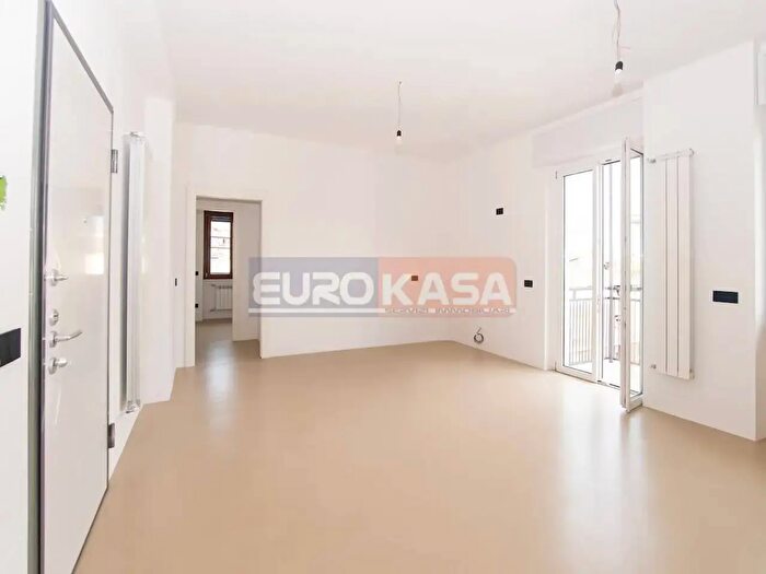Appartamento trilocale in vendita in Via Martiri di Cefalonia, Bergamo