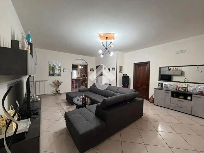 Appartamento con 8 locali in vendita in Via Combre, Cervinara