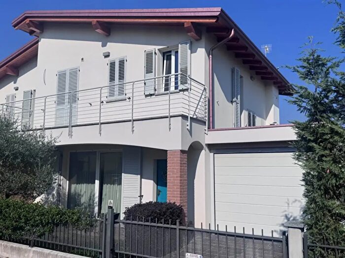 Casa quadrilocale in vendita in Via Colombaro, Casatenovo