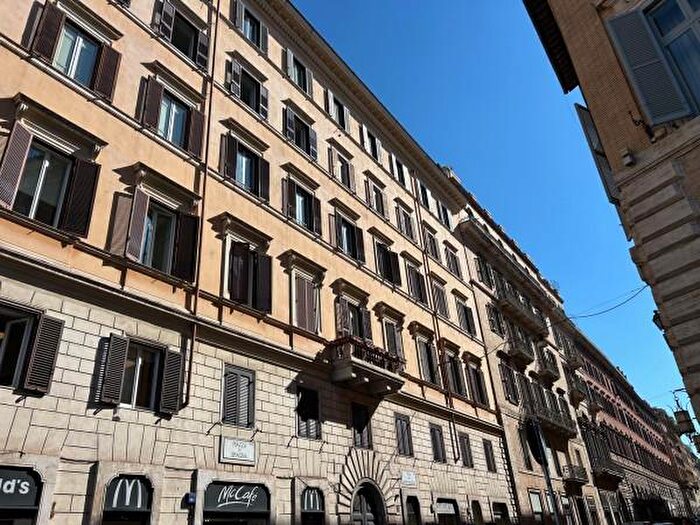 Appartamento trilocale in affitto in Via dei Due Macelli, Roma